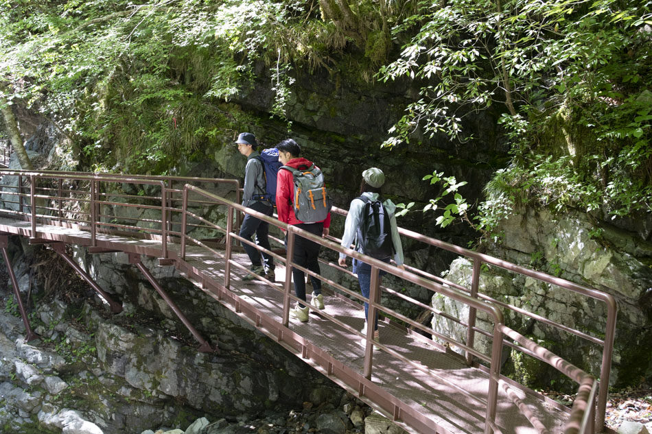 A tour of Hida-Osaka Falls