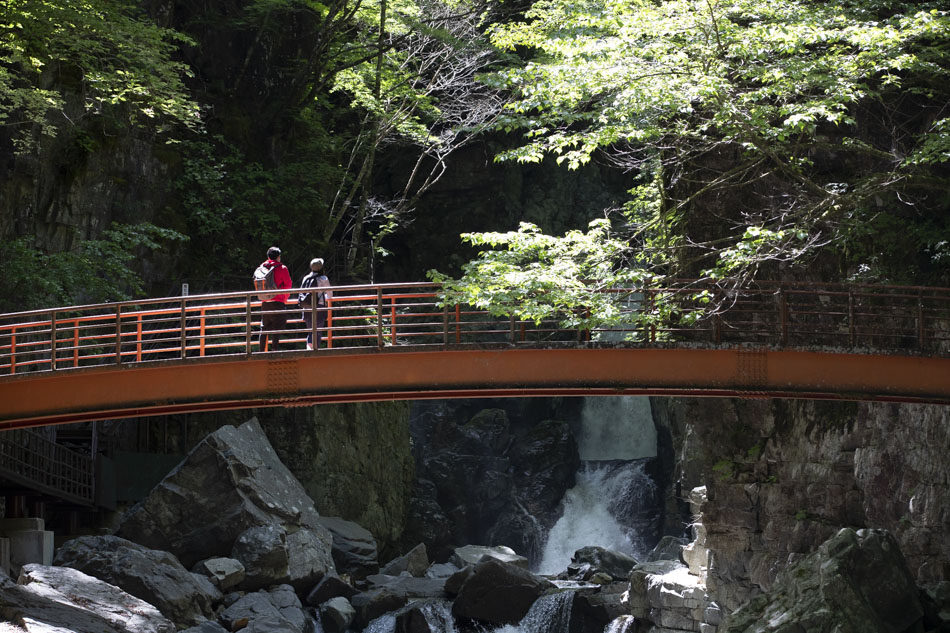 A tour of Hida-Osaka Falls