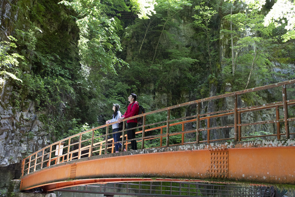 A tour of Hida-Osaka Falls