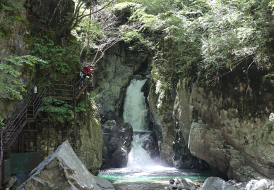 A tour of Hida-Osaka Falls